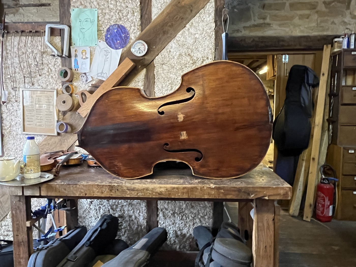 Restauration du dos d'une contrebasse à l'atelier de lutherie La Violonnerie